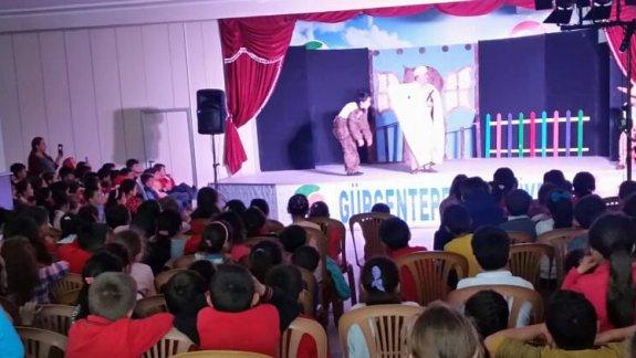 Ordu Büyükşehir Belediyesi Karadeniz Tiyatrosu tarafından ilçemiz ilkokul öğrencilerine "Keloğlan Keleşoğlan" adlı oyun oynandı.