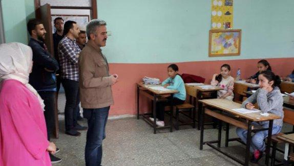 İlçe Milli Eğitim Müdürümüz Mehmet BİLÜ Bursluluk Sınavı Öncesi Sınavın Uygulanacağı Okulları Ziyaret Etti