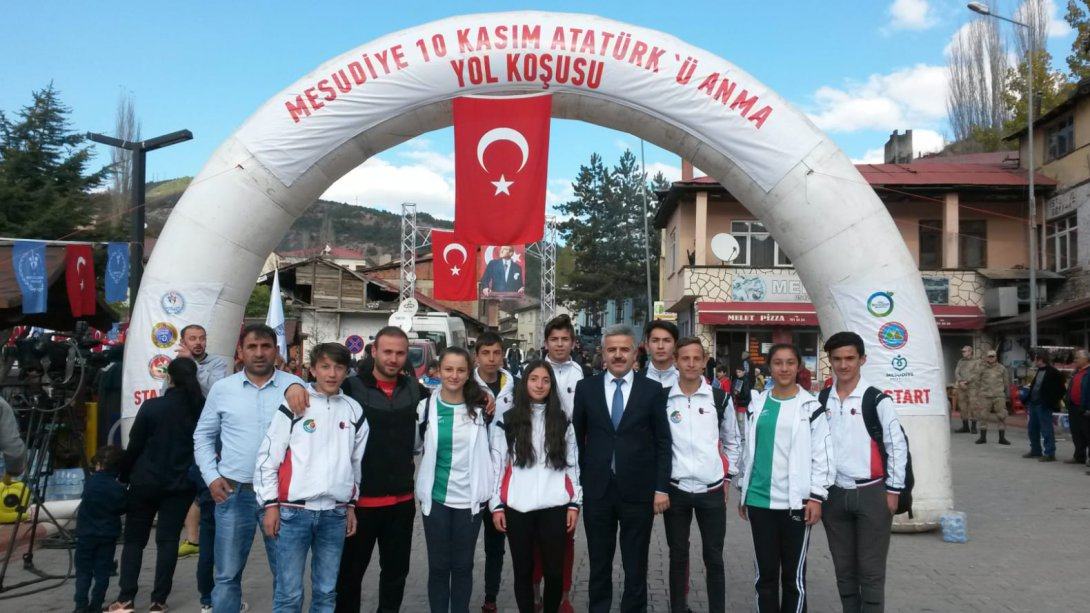 İlçe Milli Eğitim Müdürümüz Mehmet BİLÜ, 10 Kasım Atatürk Yol Koşusu İçin Öğrencilerimize Destek Olmak Amacıyla Mesudiye´ye gitti