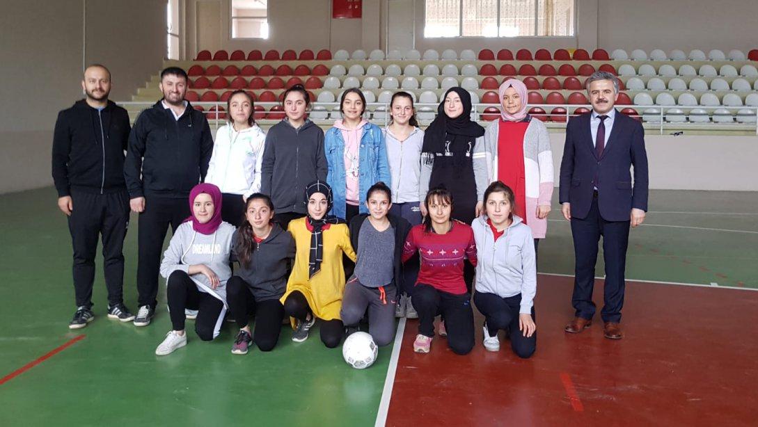 İlçe Milli Eğitim Müdürü Mehmet Bilü,  Şehit Ahmet Yaşar Anadolu Lisesi Futsal Kız Takımının Çalışmalarını İzleyerek İl Müsabakalarında Başarılar Diledi.