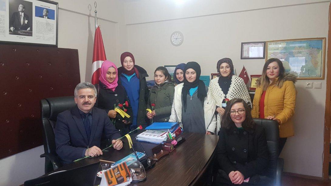 Kadına Yönelik Şiddete Dikkat Çekmeyi Amaçlayan e-Twinning Proje Ekibi İlçe Milli Eğitim Müdürü Sayın Mehmet Bilü´yü  Ziyarete Geldi