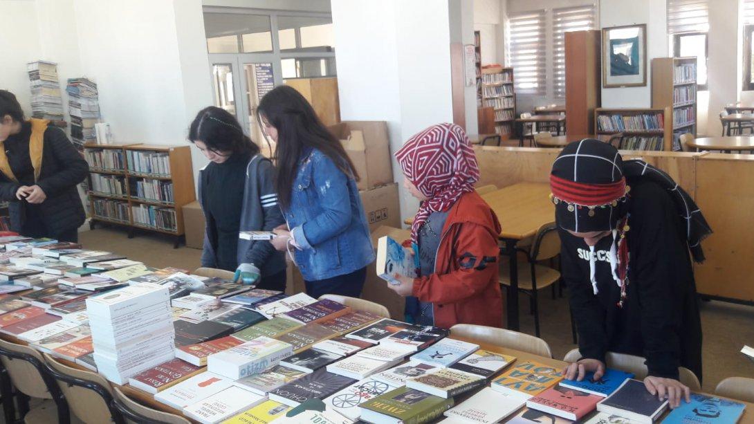 Kütüphaneler Haftası Münasebetiyle İlçemizde Tüm Okullarımızdan Öğrencileri Kütüphane ile Buluşturduk