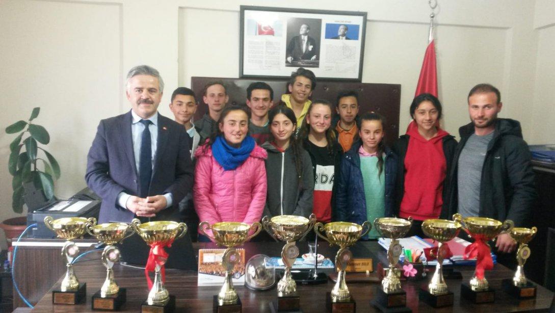 Atletizm Takımımız, Öğretmen/Antrenör Ali Buzkuş ile Birlikte, Milli Eğitim Müdürümüz Mehmet Bilü´yü Makamında Ziyaret Ettiler