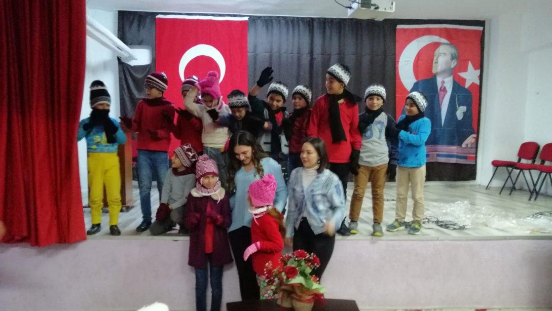 Ulubeyli  Hemşehrilerimiz Üşüyen Eller Projesi (Sosyal Sorumluluk Projesi)  Kapsamında Atatürk İlkokulu Öğrencilerimize Atkı, Bere ve Eldiven Hediye Ettiler 