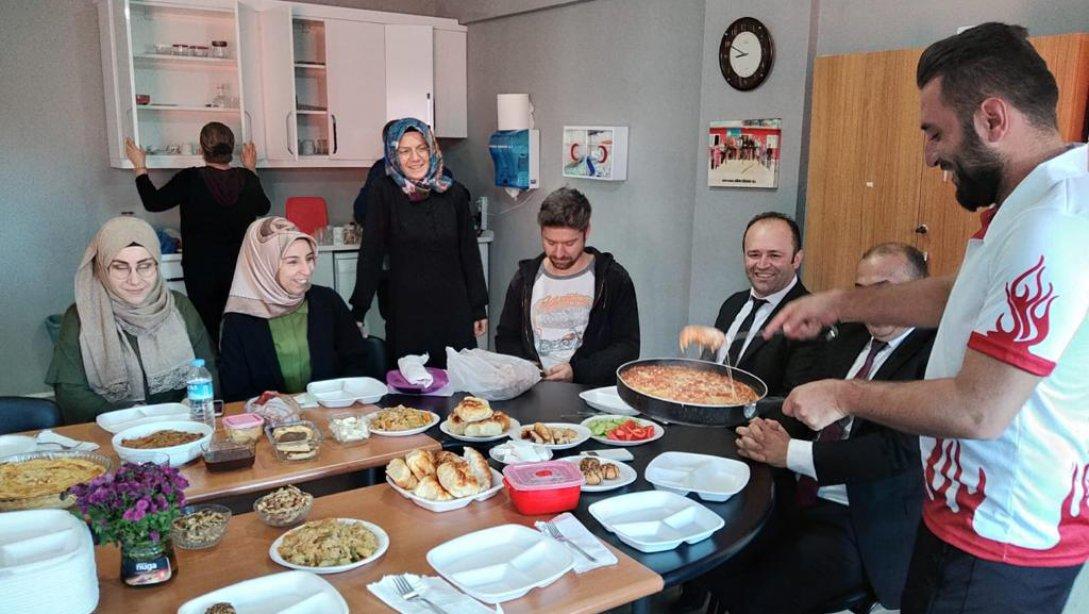 Şirinköy İlkokul/Ortaokulunda Kahvaltı Etkinliği   