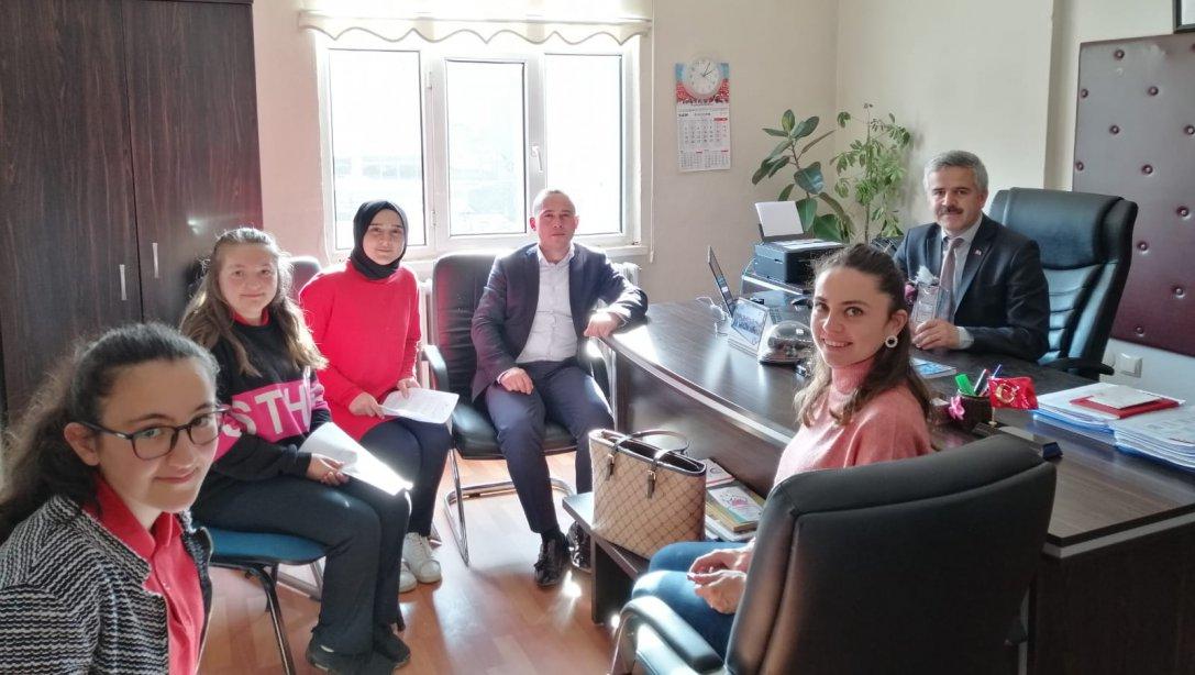 Şehit Ahmet Yaşar Anadolu Lisesi Öğrencileri  eTwinning Projelerini Sunmak Üzere İlçe Milli Eğitim Müdürümüz Mehmet Bilü'yü Ziyaret Etti