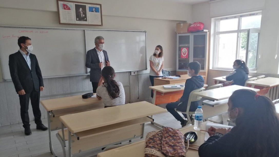 İlçe Milli Eğitim Müdürümüz Mehmet Bilü, Işıktepe Ş. Ayhan Akkuş Ortaokulunu Ziyaret Ederek, DYK Kurslarına Katılan 8. Sınıf Öğrencileri ile Bir Araya Geldi