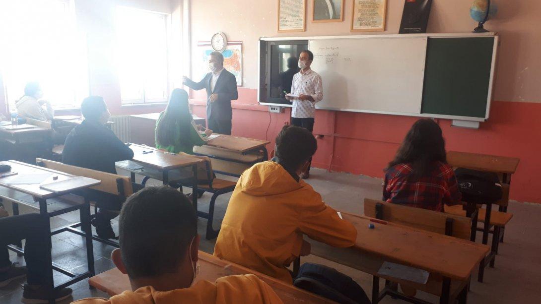 İlçe Milli Eğitim Müdürümüz Mehmet Bilü, Şehit Ahmet Yaşar Anadolu Lisesi DYK öğrencilerini ziyaret ederek akademik başarıyı arttırma ve eğitim ile ilgili sohbet etti