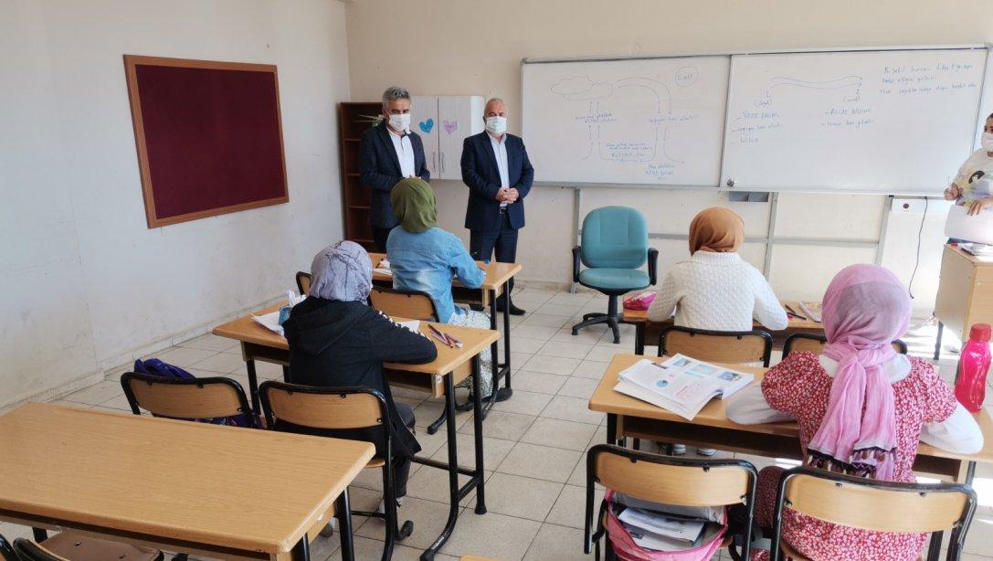 Müdürümüz Mehmet Bilü, Belediye Başkanımız Sayın Yaşar Şahin'in Muratçık Kadıoğlu İlkokulu ve Şehit Resul Sekmen Ortaokulu Ziyareti