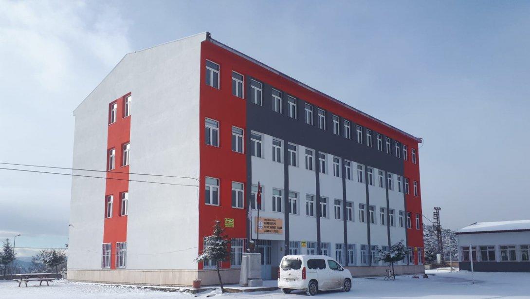 İlçemiz Şehit Ahmet Yaşar Anadolu Lisesi Binası ile Mesleki Teknik Anadolu Lisesi Atölyesi Çatı Onarımı ve Dış Cephe Boya Çalışmaları