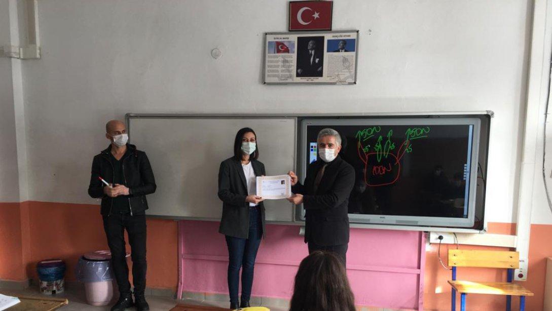 İlçe Müdürümüz Mehmet Bilü, Cumhuriyet Ortaokuluna Ziyaret Gerçekleştirdi ve Öğretmenimiz İlknur ÜŞÜMEZ'e Başarı Belgesini Takdim Etti