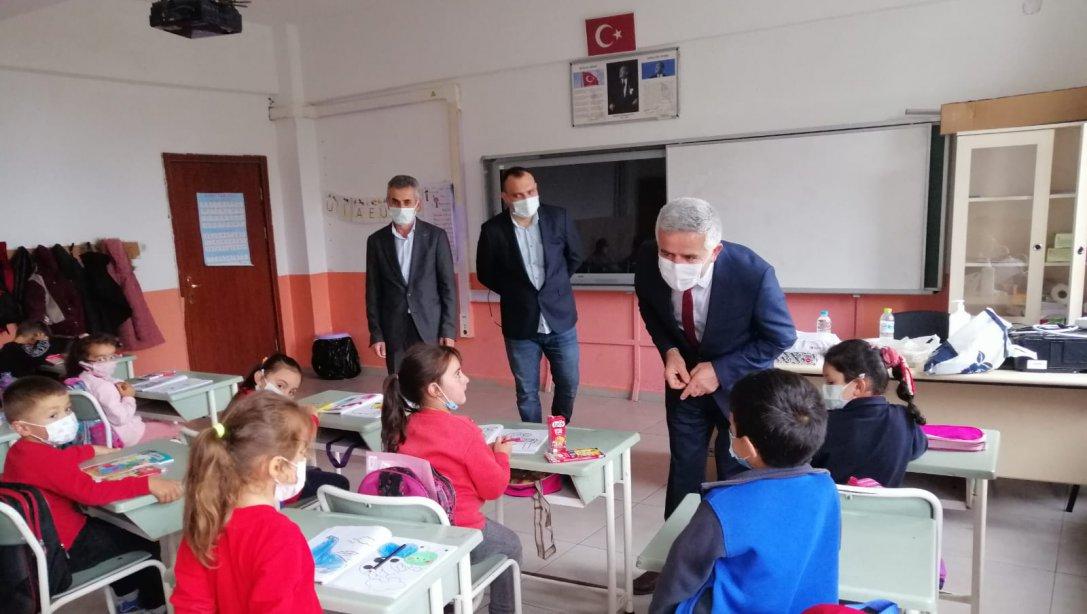 İlçe Müdürümüz Mehmet Bilü'nün Atatürk İlkokulu 1. ve 2. Sınıflarını Ziyareti