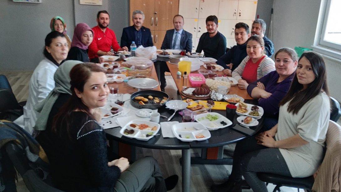 İlçe Milli Eğitim Müdürlerimiz Şirinköy İlkokulu ve Şehit Mevlüt Göl Ortaokulumuzun Öğrenci ve Öğretmen Kahvaltı Sofrasına Konuk Oldu
