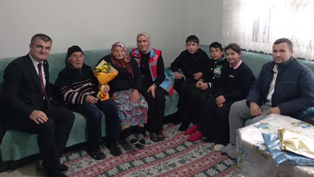 1 Ekim Dünya Yaşlılar Günü'nde Öğrencilerimiz İle Anlamlı Ziyaret
